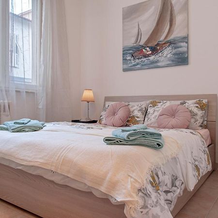 L'Angolo Di Grace Apartment Livorno Bagian luar foto