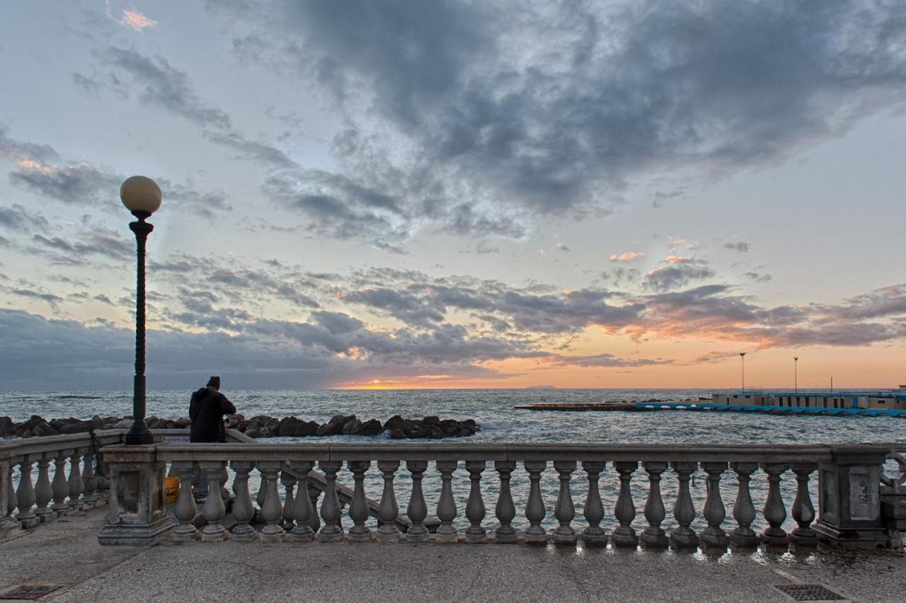 L'Angolo Di Grace Apartment Livorno Bagian luar foto